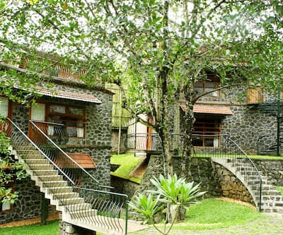 https://imgcld.yatra.com/ytimages/image/upload/t_hotel_yatra_city_desktop/v1448432767/Domestic Hotels/Hotels_Thekkady/The Wilder Nest/facade.jpg